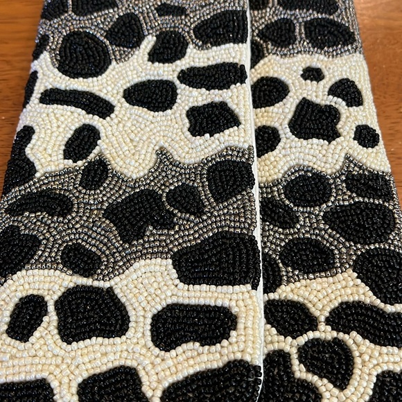 Francesca's Beaded Black & Cream Animal print cross/Shoulder Bag w/gold chain - Picture 7 of 17